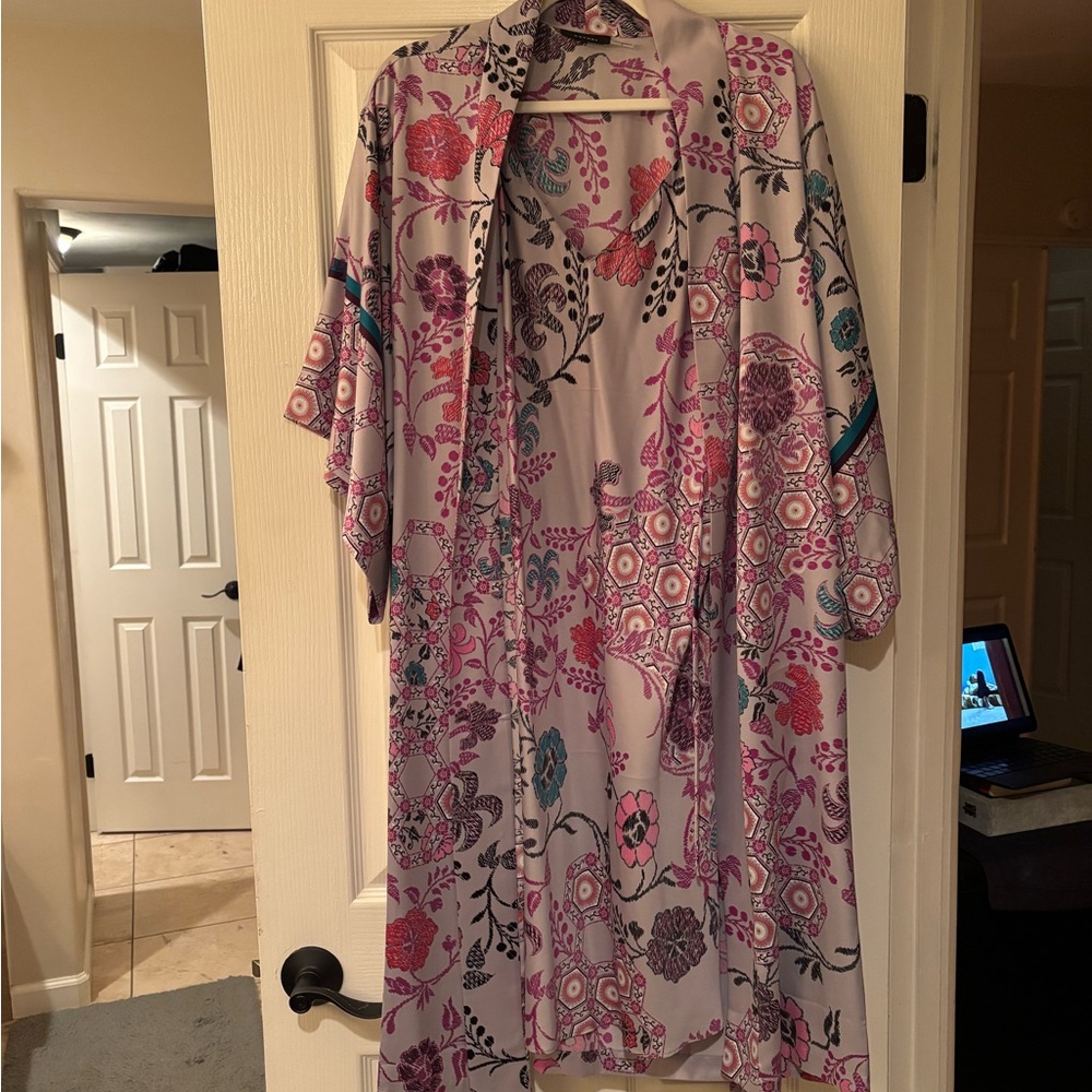 Beautiful Natori chemise/nightgown with matching robe